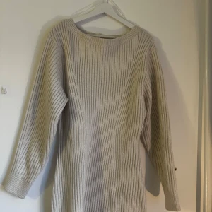 Beige/vit ribbad stickad Klänning - Säljer nu en mysig klänning pga för stor storlek. Väldigt skön och behaglig, inte alls stickig. Oanvänd med prislapp kvar.