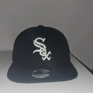 New era keps - Säljer min svarta new era keps som är perfekt till sommaren. Storleken är justerbar och så är den nästan aldrig använd. Kan gå ner i pris vid snabb affär!