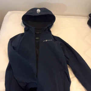 Sail racing jacka  - Säljer nu min sail racing jacka, den är i jätte bra skick. 