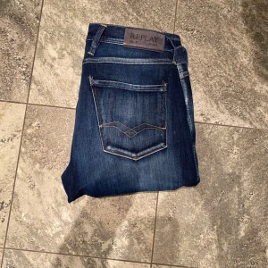 Blå jeans från Replay - Replay Anbass blåa jeans, storlek 30/32. Blåa färg.mycket bra skick. Nypris 1699. Men jag säljer för endast 349.