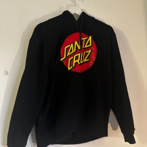Svart hoodie från Santa Cruz - Säljer en svart hoodie från Santa Cruz.