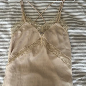 Beige topp med spetsdetaljer - Beige topp med spetsdetaljer som är i fint skick🤎