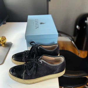 Lanvin - Lanvin skor i storlek UK7. Ok skick, och är inte tvättade innan bild. Säljs för 1500kr. Box medföljer.