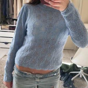 Ljusblå stickad tröja från Mango - Säljer en ljusblå stickad tröja från Mango. Tröjan har ett fint mönster och är långärmad med en något croppad passform. Perfekt för en stilren och mysig look. 💙