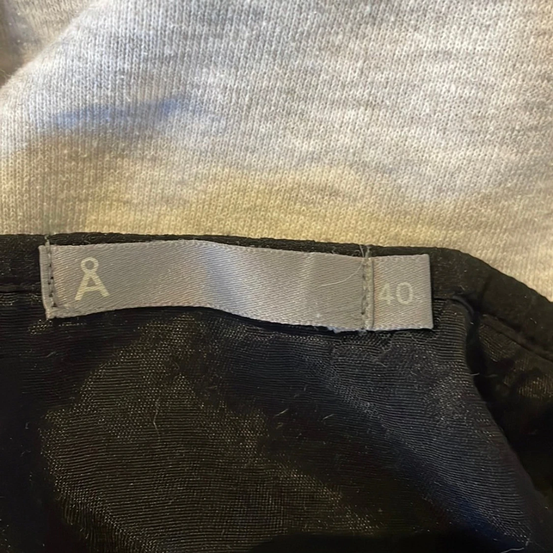 Svart blus med knytband - 2