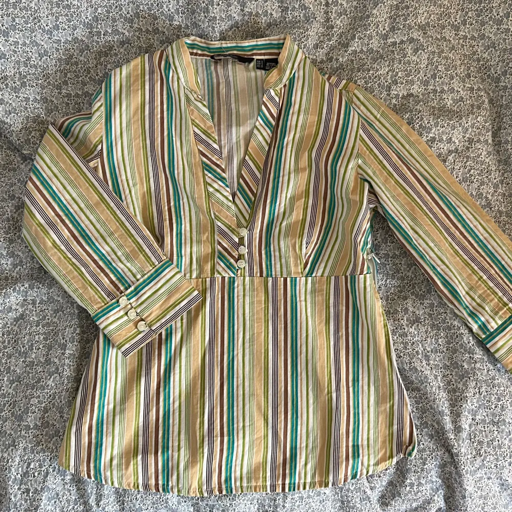 Säljer en färgglad randig skjorta med trekvartsärmar från Zara. Den har en dragkedja i sidan för att kunna tas av och på enkelt. Storleken enligt lappen är S men jag skulle säga att det är en XS. Hör av dig med frågor! <3. Paidat.