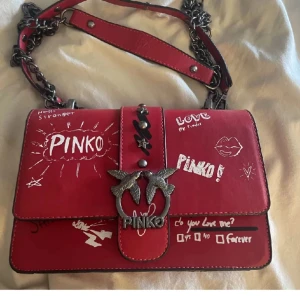 PINKO VÄSKA ❤️ - Perfekta väskan eftersom färgglada väskor är trendigt! Lagom storlek och lägger till lite pop till alla outfits ❤️❤️
