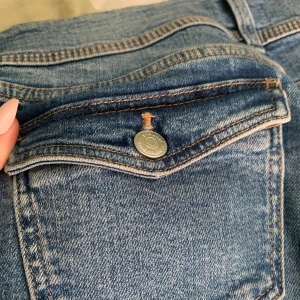 Gina jeans - Fick jeansen i present men de är lite för små. Använda högst 2 gnr! Nyskick🤍pris kan diskuteras.