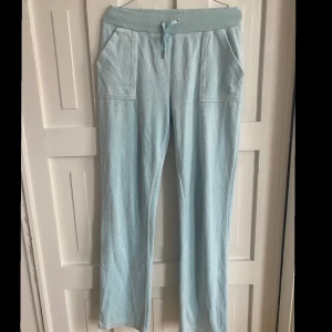 Ljusblå Juicy Couture mjukisbyxor - Säljer ett par ljusblå mjukisbyxor från Juicy Couture. Byxorna har en bekväm passform med snörning i midjan och praktiska fickor med knappar baktill. Säljer eftersom jag inte använder längre 🩵