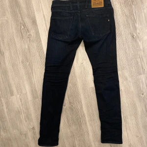 Mörkblå jeans från Replay - Snygga mörkblå jeans från Replay. De har en slim passform och är tillverkade i ett stretchigt denimtyg.. storlek 30 - 34