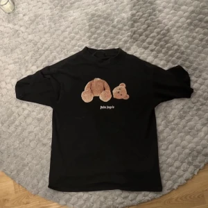 Svart t-shirt med nallemotiv från Palm Angels - Svart palm angels t-shirt. Kan diskutera priset