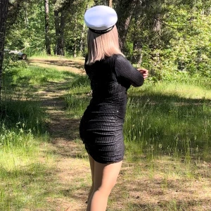 Svart glittrig klänning - Säljer nu min svarta glittriga klänning som jag hade under min mösspåtagning, den är svart glittrig och ganska tajt, långärmad och v-ringad. Endast använd 1 gång under mösspåtagningen så den är fortfarande i nyskick. Köpte den för 350 och säljer den för 270