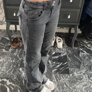 Grå jeansbyxor med knappar - Snygga low waist jeans från Gina tricot i storlek 164. De har fickor bak med knappar och två knappar fram. Säljer då jag har ett par liknande 💗