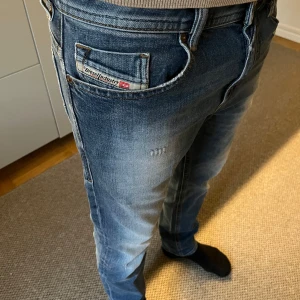 Diesel jeans - Diesel jeans med sköna slitningar och färg | passar slim fit | Nypris 1600kr - mitt pris: 299kr | 
