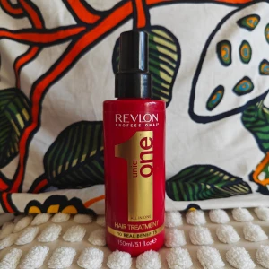 Revlon Uniq One All In One Hair Treatment - Revlon Uniq One All In One Hair Treatment är en hårvårdsprodukt som erbjuder 10 fördelar i en flaska. Den kommer i en röd flaska med svart spraypump och innehåller 150 ml. Perfekt för att vårda och skydda håret. INKÖPT SEPTEMBER 2024 UPPSKATTAR CA 50% KVAR