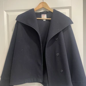 Mörkblå kappa med knappar - Mörkblå trendig kappa från Gina, säljer då den är för stor och används inte längre! Perfekt nu till våren💕kontakta om ni har mer frågor😊