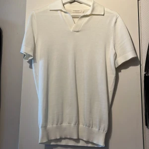 Vit piké - Säljer nu denna då jag aldrig använt den. Ny pris 1199kr. Skick 10/10. Storlek Xs men sitter som S.