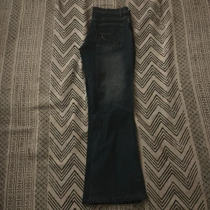 Mörkblå bootcut jeans - Snygga mörkblå bootcut jeans. Vet inte märke eller storlek. Men skulle gissa på att de är i storlek M.💖