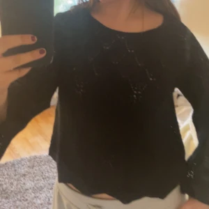 Svart stickad tröja från Vero Moda - Säljer en snygg svart stickad tröja från Vero Moda. Tröjan har ett fint mönster och är croppad med långa ärmar. 🤍ny pris: 299kr Mitt pris: 180kr❗️