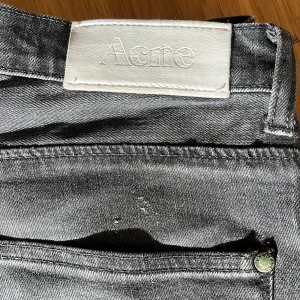Acne jeans - Tja! Säljer nu dessa feta acne jeans, skick; 8/10 riktigt bra, nypris ligger runt 2000kr men säljs nu för 400kr. Hör gärna av er vid funderingar.