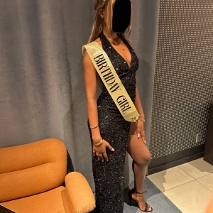 Svart glittrig klänning - Har en vän som vill sälja denna. Hon har haft på sig en gång. På sin födelsedag. Från Fashion nova.