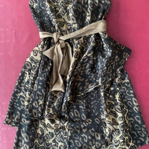 Axelbandslös klänning med band i midjan - Jättesnygg klänning med band i midjan. Är i storlek S💕