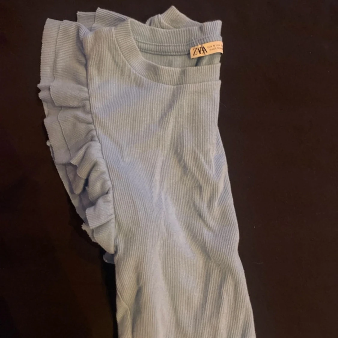 Ljusblå ribbad topp med volangärmar från Zara - 2