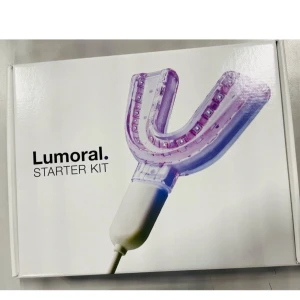 Lumoral Starter Kit - Lumoral Starter Kit är en CE-märkt medicinteknisk produkt avsedd för effektiv rengöring av tänder och mun i hemmet. Förebygg och vårda tandköttsinflammation, parodontit, tandsten, karies och illaluktande andedräkt. Lumoralmetoden grundar sig på ett fenomen skapat av ljus, nämligen den fotodynamiska reaktionen. Den fotodynamiska reaktionen är en kombinerad effekt av ljuset och en ljuskänslig molekyl som eliminerar bakterier och virus. Utvecklad av tandläkare, läkare och forskare. 