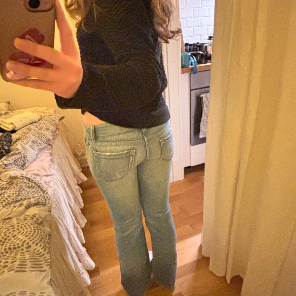 Säljer ett par ljusblå jeans med slitningar på framsidan. De har en klassisk femficksdesign och en bekväm passform. Perfekta för en avslappnad stil. Jag är 170 lång, skriv vid frågor. Priset går att diskutera vid snabb affär💞💞💞. Farkut & Housut.