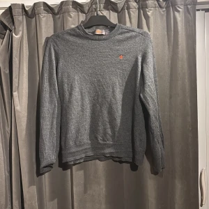 Grå tröja  - Säljer en stilren grå tröja från Morris i 100% merinoull. Tröjan har en liten broderad logotyp på bröstet och långa ärmar. Perfekt för kyligare dagar. Var originellt i strl xl men krympte i tvätten så jag skulle säga att det är s-m. Skriv gärna om eventuella frågor.💗