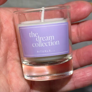 Nytt! Rituals Dream doftljus  - Helt nytt!! Doftljus från rituals nya limited edition serie dream. Dofta väldigt gott! Beskrivning från rituals hemsida: Tänd detta ljus och låt den varma och träiga blomdoften fylla ditt hem. Den eteriska aromen är en harmonisk blandning av mild jasmin, pudrig iris, varmt sandelträ och mysk. Kika gärna på mina andra annonser 🌸