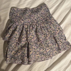 Blommig volangkjol från Gina Tricot - Supersöt kort volangkjol från Gina Tricot i blommigt mönster. 💗