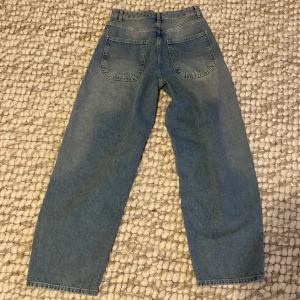 Blåa skaterjeans från Bershka - Säljer ett par blåa skaterjeans från Bershka! Använda bara 2-3 gånger. Pris kan diskuteras🩵‼️.  