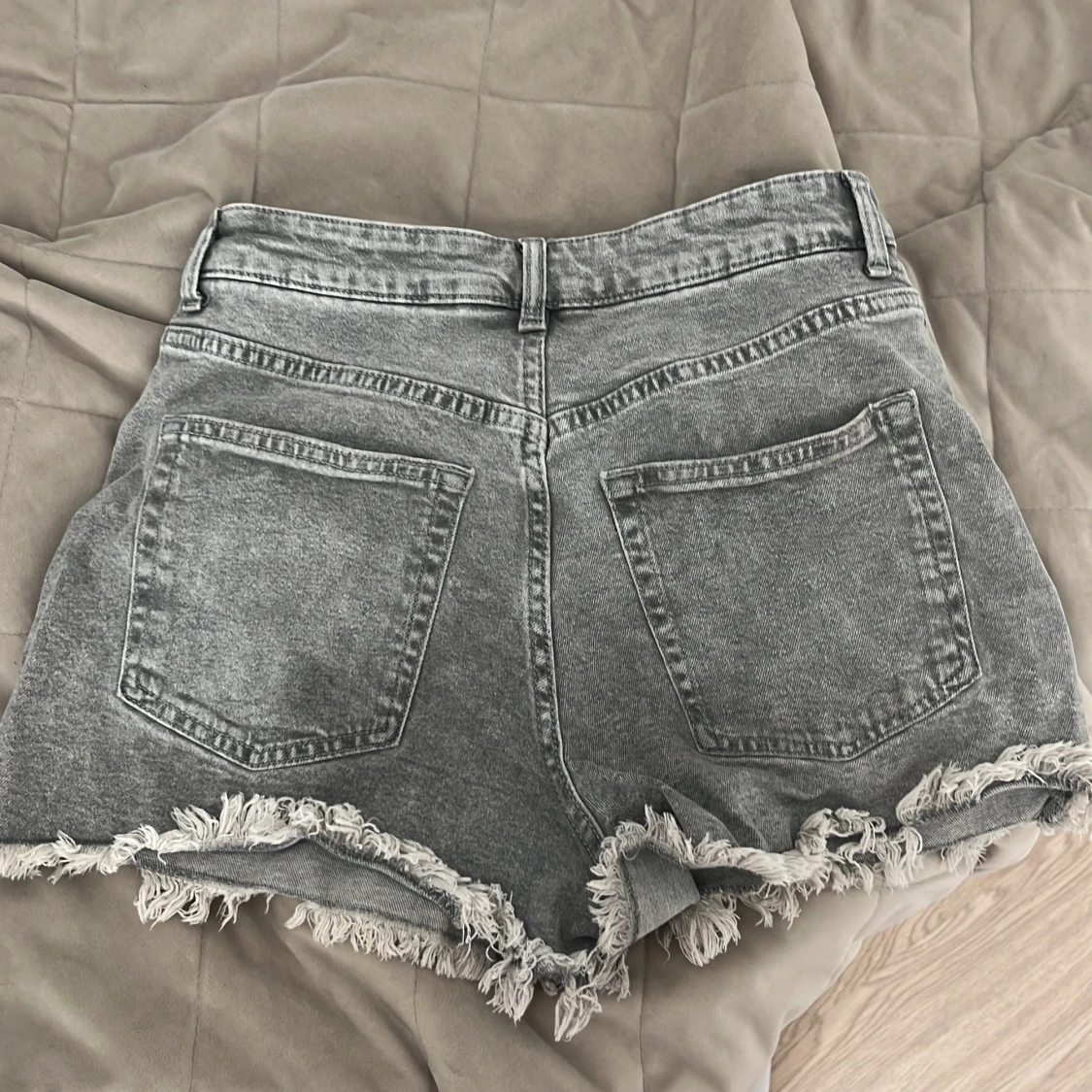 Grå jeansshorts med fransig kant H&M - 2