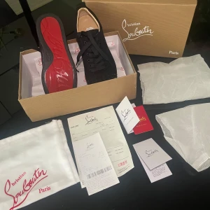 Christian Louboutin svarta sneakers med nitar, nyskick! - Svarta Christian Louboutin sneakers i mocka med svarta nitar St 41 ( passar även St 42). Mycket bra skick med alla nitar och sömmar på. Köptes nyligen i juni 2025 för 8359 SEK. Endast använda 1 gång, i princip nya! Säljer pågrund av brist på användning. pris kan diskuteras! Kvitto, låda, dustbags, care instructions, sko inserts och allt i bilderna medföljer vid köp. 