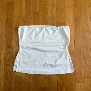 Vit topp - Så fin vit topp i storlek S som har slits på båda sidorna, aldrig använd. Kan tyvärr inte skicka bild med den på då den inte passar mig💗