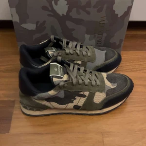 Valentino Garavani Rockrunners - Säljer nu dessa otroligt stilrena Valentino Rockrunners i storlek 44, skorna är i en snygg kamouflerad colorway!🪖 Otroligt fräscha och i super skick!🙏 Bara box och skor ingår. Vid fler frågor är det bara att skriva, och som vanligt går priset att diskuteras vid snabb affär!🤝