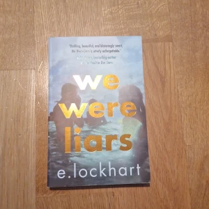 We Were Liars - En prisbelönt och hyllad roman om kärlek, tragedi och hemligheter. Perfekt för dig som gillar spänning, oväntade vändningar och berättelser om unga människor. En bok som är svår att släppa och som får dig att ifrågasätta vad som är sant. Endast läst 1 gång men "sträck" finns på bokens rygg💞