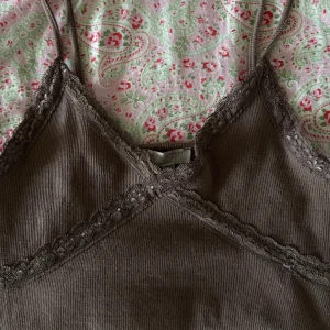 Brun croppad linne/topp med spets Pacific Rebublic storlek S - Fint skick! Kolla gärna in övriga annonser ✨