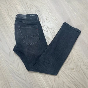 Replay grå svarta jeans - Snygga jeans från Replay. Jeansen har en nice passform och raka/slim fit, tillverkade i stretchig denim för extra komfort. Har knappt använt de och har tröttnat lite på de så därför vill jag hitta en ny ägare. 😁