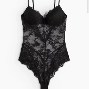 Svart spetsig body med bygel - Interessekoll! Ssvart spetsbody med bygel. Strl 75B. Perfekt som fest topp. Använd endast en gång. Kontakta ifall du är interesserad❤️