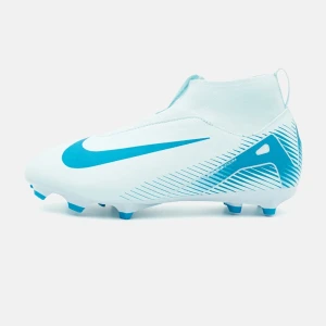 Nike vita och blå fotbollsskor - Snygga fotbollsskor från Nike i ljusblå med blå detaljer och logga. Utan snören. Skorna är i storleken 35 och säljs på grund av att dem är för små. Använda under en termin. 