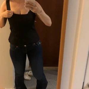 topp  - supersöt topp som har rosett bak i ryggen, använd en gång ❣️