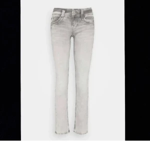 Ljusgrå bootcut jeansbyxor - Snygga ljusgrå jeansbyxor med bootcut-snitt och klassisk femficksdesign. Jeansen har dubbla knappar i midjan och en lätt tvättad look som ger en cool vibe. Perfekta för dig som gillar en stilren men trendig look. I strlk 26x30 nypris ca 1000