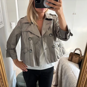 Silver/guld trench jacka - Så himla fin trench jacka i skimmrande guld/silver. Med tunnt foder. Står ingen storlek men känns som xs💞💞