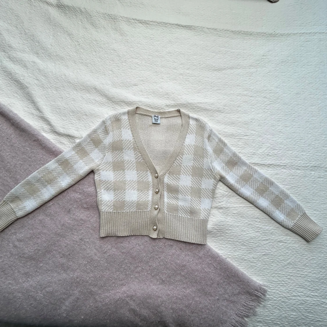 Beige och vit rutig kofta med pärlknappar