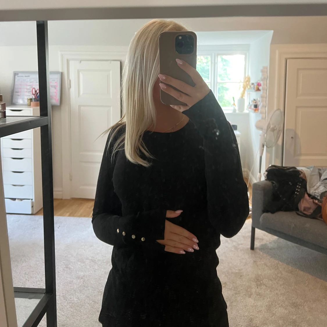 Svart långärmad tröja med guldknappar