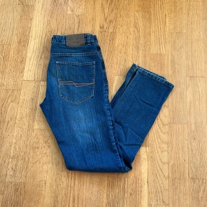 Esprit jeans - Riktigt feta Esprit jeans i mycket bra skick! Storlek 176 så sitter bra på w30. Tveka inte med att ställa frågor 