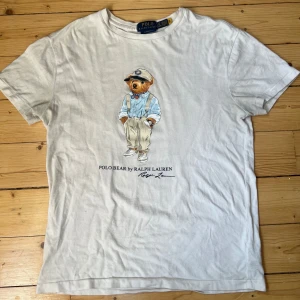 Crémefärgad Polo Bear T-shirt - Ny utan prislapp, äkta Polo Ralph Lauren, storlek XS. 100% bomull.