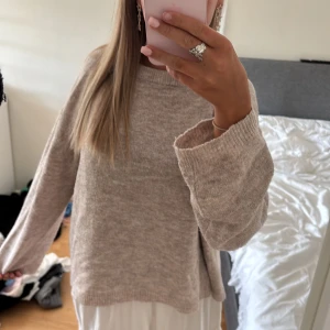 Stickad tröja - Använd men finns inga överdrivna tecken på användning